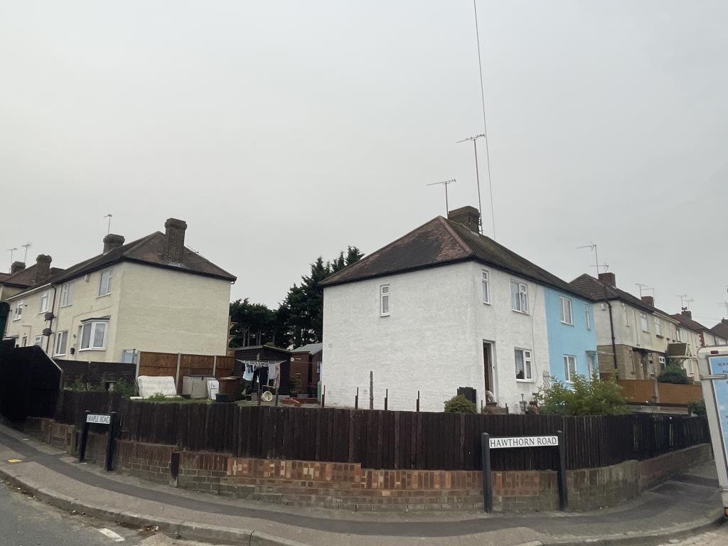 Lot: 105 - HOUSE AND DEVELOPMENT SITE FOR INVESTMENT WITH PROTECTED STATUTORY TENANT - Corner view of house and plot for investment